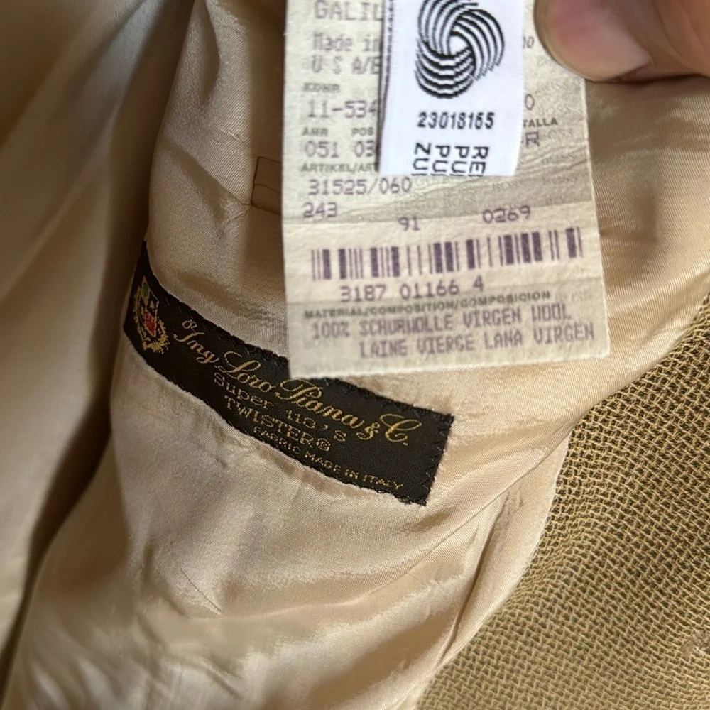 Hugo Boss 44R beautiful gold tone‎ 100% Virgin Wool